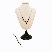 Afbeelding in Gallery-weergave laden, Vintage ketting, armband en oorbellen van gebeiteld 925 zilver bezet met zwarte onyx cabochons
