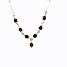 Afbeelding in Gallery-weergave laden, Vintage ketting, armband en oorbellen van gebeiteld 925 zilver bezet met zwarte onyx cabochons