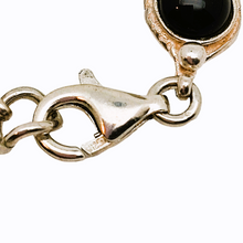 Afbeelding in Gallery-weergave laden, Vintage ketting, armband en oorbellen van gebeiteld 925 zilver bezet met zwarte onyx cabochons