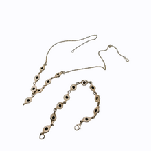 Afbeelding in Gallery-weergave laden, Vintage ketting, armband en oorbellen van gebeiteld 925 zilver bezet met zwarte onyx cabochons