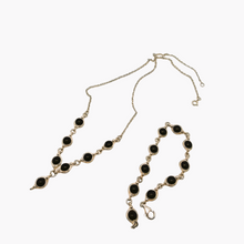 Afbeelding in Gallery-weergave laden, Vintage ketting, armband en oorbellen van gebeiteld 925 zilver bezet met zwarte onyx cabochons