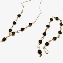 Afbeelding in Gallery-weergave laden, Vintage ketting, armband en oorbellen van gebeiteld 925 zilver bezet met zwarte onyx cabochons