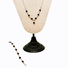 Afbeelding in Gallery-weergave laden, Vintage ketting, armband en oorbellen van gebeiteld 925 zilver bezet met zwarte onyx cabochons