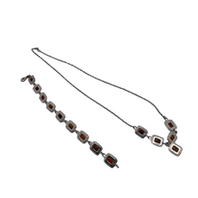 Afbeelding in Gallery-weergave laden, Scandinavische designer ketting en armband van 925 zilver bezet met Baltische barnsteen