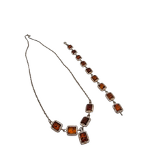 Afbeelding in Gallery-weergave laden, Scandinavische designer ketting en armband van 925 zilver bezet met Baltische barnsteen