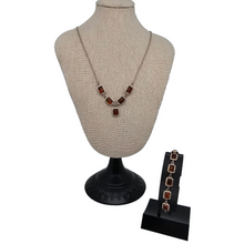 Afbeelding in Gallery-weergave laden, Scandinavische designer ketting en armband van 925 zilver bezet met Baltische barnsteen