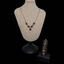 Afbeelding in Gallery-weergave laden, Scandinavische designer ketting en armband van 925 zilver bezet met Baltische barnsteen