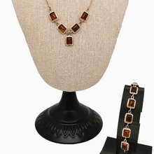 Afbeelding in Gallery-weergave laden, Scandinavische designer ketting en armband van 925 zilver bezet met Baltische barnsteen