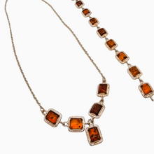 Afbeelding in Gallery-weergave laden, Scandinavische designer ketting en armband van 925 zilver bezet met Baltische barnsteen
