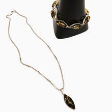Afbeelding in Gallery-weergave laden, Ketting met hanger en Italiaanse designerarmband in 925 zilver bezet met gouden Baltische barnsteen