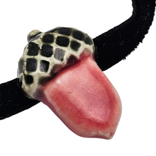 Charger l'image dans la galerie, Collier vintage aux glands en céramique vernissée et ruban de velours noir, années 1970 Le Charme des Violettes - Brocante en ligne