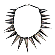 Load image into Gallery viewer, Collier vintage en nacre à pointes graphiques, esprit bohème, années 1960-1970 Le Charme des Violettes - Brocante en ligne