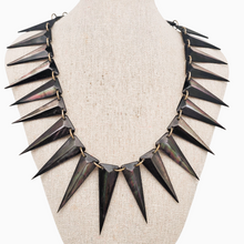 Load image into Gallery viewer, Collier vintage en nacre à pointes graphiques, esprit bohème, années 1960-1970 Le Charme des Violettes - Brocante en ligne