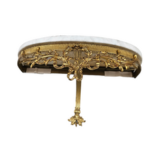 Afbeelding in Gallery-weergave laden, Antieke wandlichtconsole in Lodewijk XVI-stijl in geaderd wit marmer en verguld brons