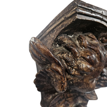 Charger l'image dans la galerie, Console d'applique à motif de putti en plâtre patiné façon bois, fin XIXᵉ – début XXᵉ siècle Le Charme des Violettes - Brocante en ligne