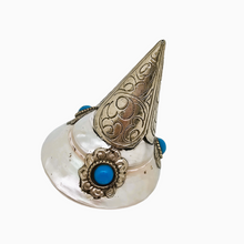 Load image into Gallery viewer, Coquille de conque tibétaine, capuchon en métal argenté et cabochons turquoises, XXe