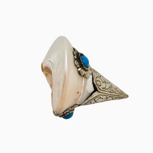 Load image into Gallery viewer, Coquille de conque tibétaine, capuchon en métal argenté et cabochons turquoises, XXe