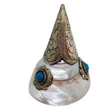Load image into Gallery viewer, Coquille de conque tibétaine, capuchon en métal argenté et cabochons turquoises, XXe