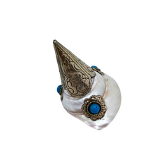 Load image into Gallery viewer, Coquille de conque tibétaine, capuchon en métal argenté et cabochons turquoises, XXe