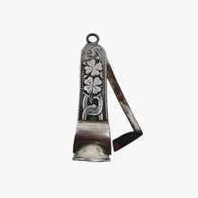 Load image into Gallery viewer, Coupe-cigare victorien en argent, à décor de trèfles et de fers à cheval, années 1900