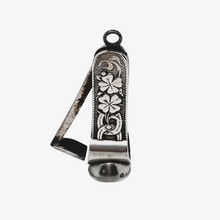 Load image into Gallery viewer, Coupe-cigare victorien en argent, à décor de trèfles et de fers à cheval, années 1900