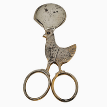 Load image into Gallery viewer, Solingen, Ciseaux coupe-oeuf en métal doré et argenté à motif de poulette, années 1900