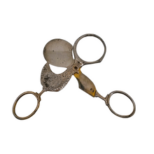 Load image into Gallery viewer, Solingen, Ciseaux coupe-oeuf en métal doré et argenté à motif de poulette, années 1900