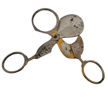 Load image into Gallery viewer, Solingen, Ciseaux coupe-oeuf en métal doré et argenté à motif de poulette, années 1900