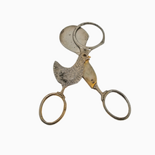 Load image into Gallery viewer, Solingen, Ciseaux coupe-oeuf en métal doré et argenté à motif de poulette, années 1900