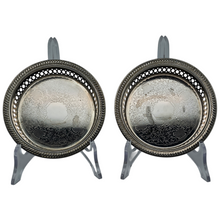 Load image into Gallery viewer, Paire de coupelles à bouteille en métal argenté ciselé, années 1990