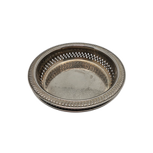 Load image into Gallery viewer, Paire de coupelles à bouteille en métal argenté ciselé, années 1990