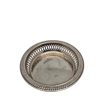 Load image into Gallery viewer, Paire de coupelles à bouteille en métal argenté ciselé, années 1990