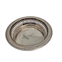 Load image into Gallery viewer, Paire de coupelles à bouteille en métal argenté ciselé, années 1990