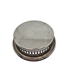 Load image into Gallery viewer, Paire de coupelles à bouteille en métal argenté ciselé, années 1990