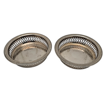 Load image into Gallery viewer, Paire de coupelles à bouteille en métal argenté ciselé, années 1990
