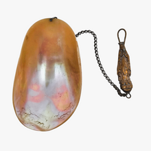 Charger l'image dans la galerie, Tasse en nacre de pèlerin avec sa châtelaine en cuivre et son attache de ceinture ND de Lourdes, vers 1900