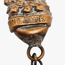 Charger l'image dans la galerie, Tasse en nacre de pèlerin avec sa châtelaine en cuivre et son attache de ceinture ND de Lourdes, vers 1900