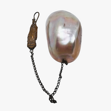 Charger l'image dans la galerie, Tasse en nacre de pèlerin avec sa châtelaine en cuivre et son attache de ceinture ND de Lourdes, vers 1900
