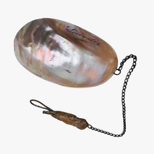 Charger l'image dans la galerie, Tasse en nacre de pèlerin avec sa châtelaine en cuivre et son attache de ceinture ND de Lourdes, vers 1900