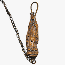 Charger l'image dans la galerie, Tasse en nacre de pèlerin avec sa châtelaine en cuivre et son attache de ceinture ND de Lourdes, vers 1900