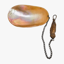 Charger l'image dans la galerie, Tasse en nacre de pèlerin avec sa châtelaine en cuivre et son attache de ceinture ND de Lourdes, vers 1900