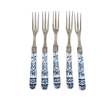 Load image into Gallery viewer, Suite de 5 fourchettes et 9 couteaux à fruits en métal et porcelaine allemande motif Blue Onion, années 1900