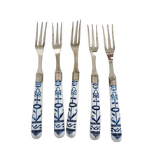 Load image into Gallery viewer, Suite de 5 fourchettes et 9 couteaux à fruits en métal et porcelaine allemande motif Blue Onion, années 1900