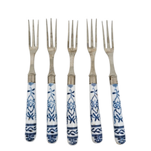 Load image into Gallery viewer, Suite de 5 fourchettes et 9 couteaux à fruits en métal et porcelaine allemande motif Blue Onion, années 1900