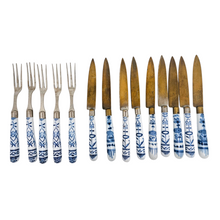 Load image into Gallery viewer, Suite de 5 fourchettes et 9 couteaux à fruits en métal et porcelaine allemande motif Blue Onion, années 1900