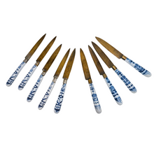 Load image into Gallery viewer, Suite de 5 fourchettes et 9 couteaux à fruits en métal et porcelaine allemande motif Blue Onion, années 1900