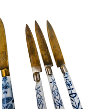 Load image into Gallery viewer, Suite de 5 fourchettes et 9 couteaux à fruits en métal et porcelaine allemande motif Blue Onion, années 1900