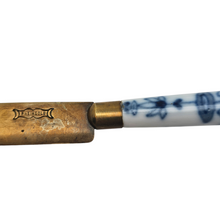 Load image into Gallery viewer, Suite de 5 fourchettes et 9 couteaux à fruits en métal et porcelaine allemande motif Blue Onion, années 1900