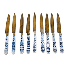Load image into Gallery viewer, Suite de 5 fourchettes et 9 couteaux à fruits en métal et porcelaine allemande motif Blue Onion, années 1900