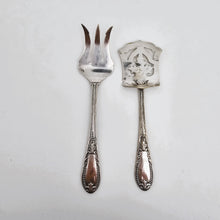 Load image into Gallery viewer, Couverts de service à entremets en métal argenté, fin XIXè - début XXè